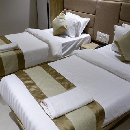 Hotel Amber Paramount Мумбаи Экстерьер фото