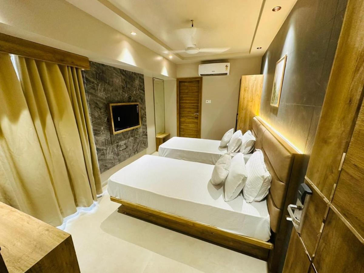 Hotel Amber Paramount Мумбаи Экстерьер фото