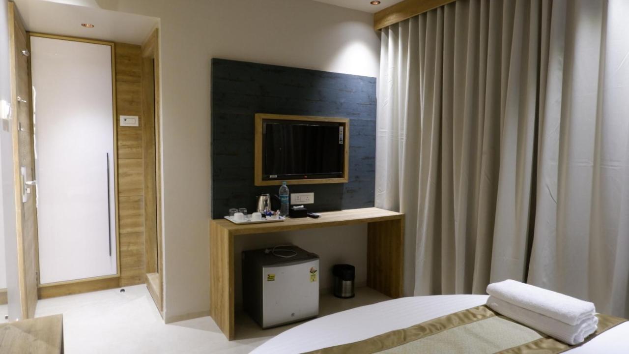 Hotel Amber Paramount Мумбаи Экстерьер фото