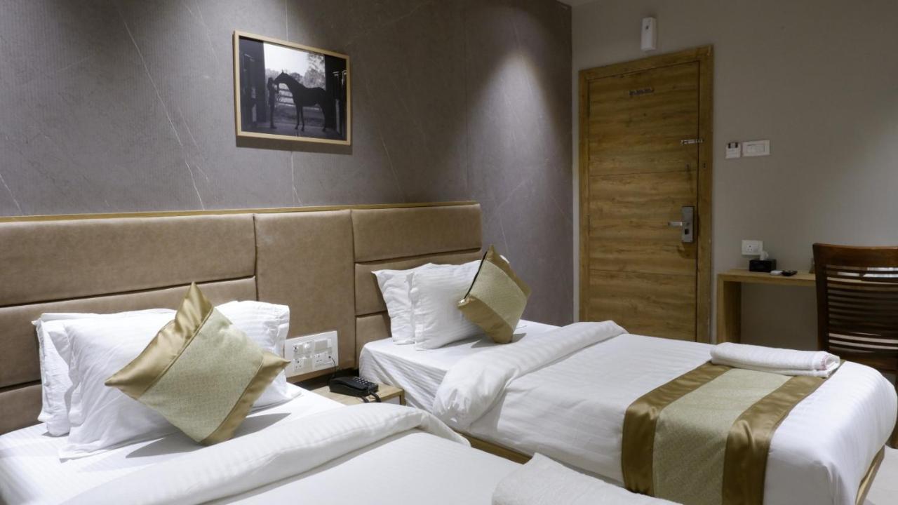 Hotel Amber Paramount Мумбаи Экстерьер фото