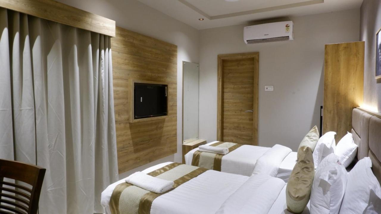 Hotel Amber Paramount Мумбаи Экстерьер фото