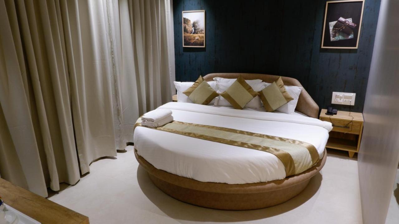 Hotel Amber Paramount Мумбаи Экстерьер фото