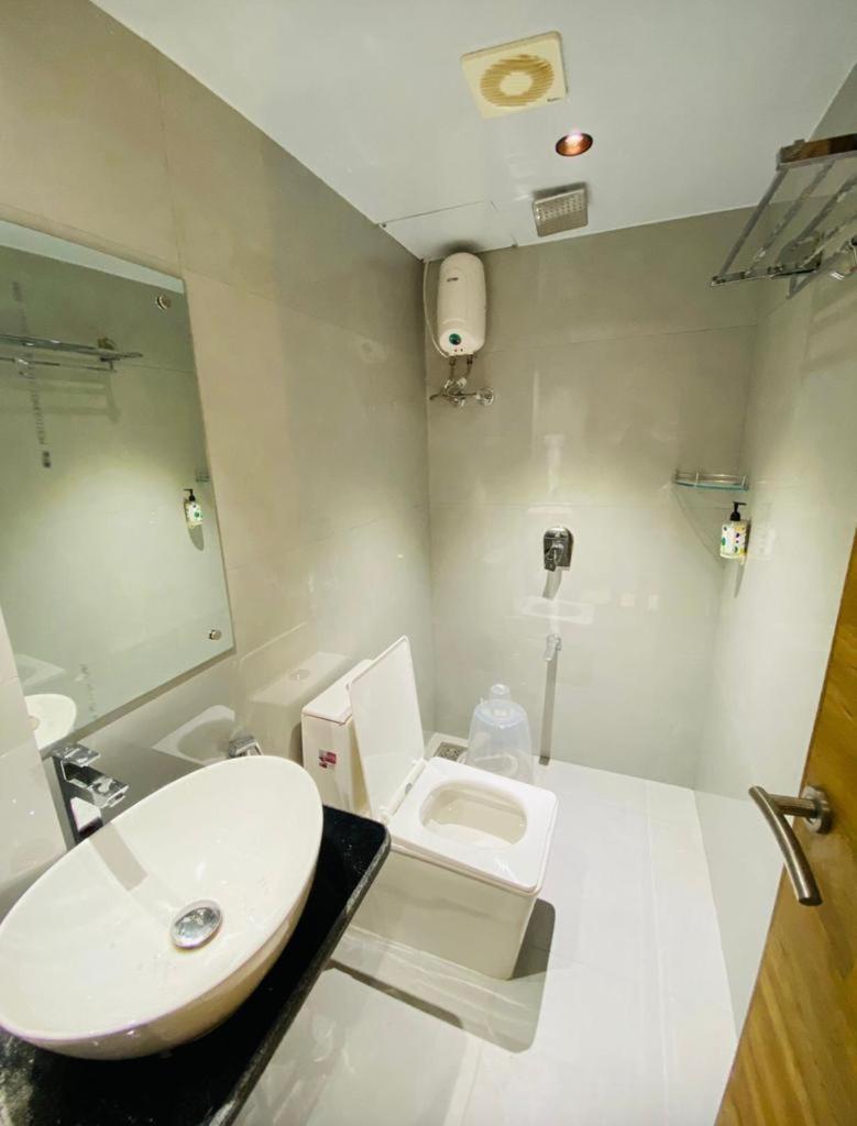 Hotel Amber Paramount Мумбаи Экстерьер фото
