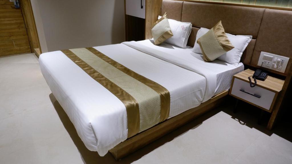 Hotel Amber Paramount Мумбаи Экстерьер фото